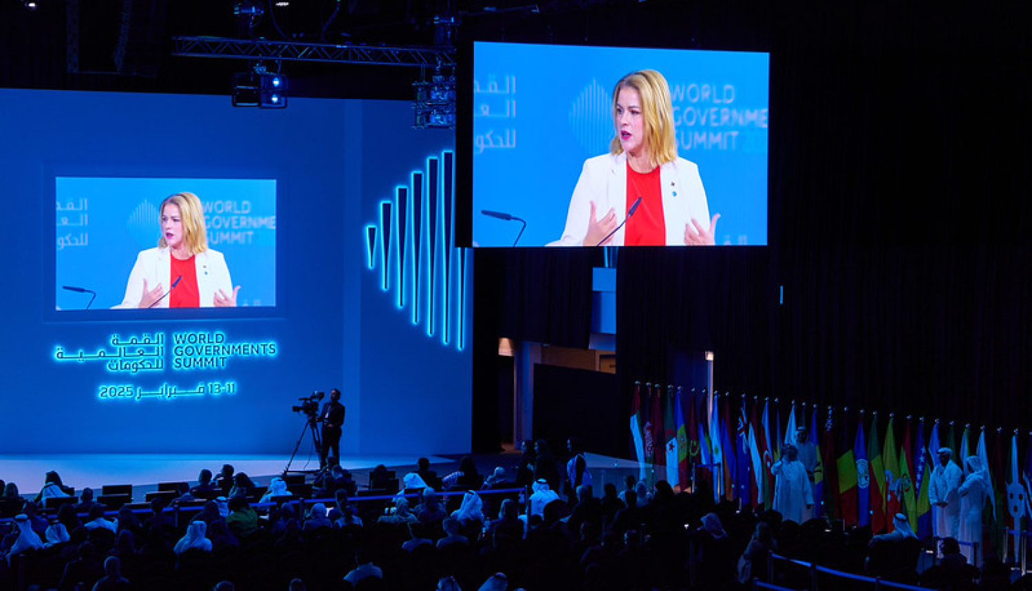 Evika Siliņa uzrunā dalībniekus Pasaules Valdību forumā Dubaijā
