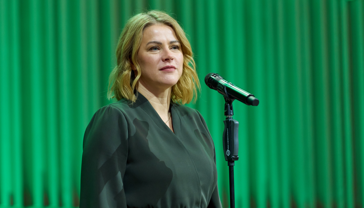 Ministru prezidente Evika Siliņa saka runu pasākumā pie mikrofona