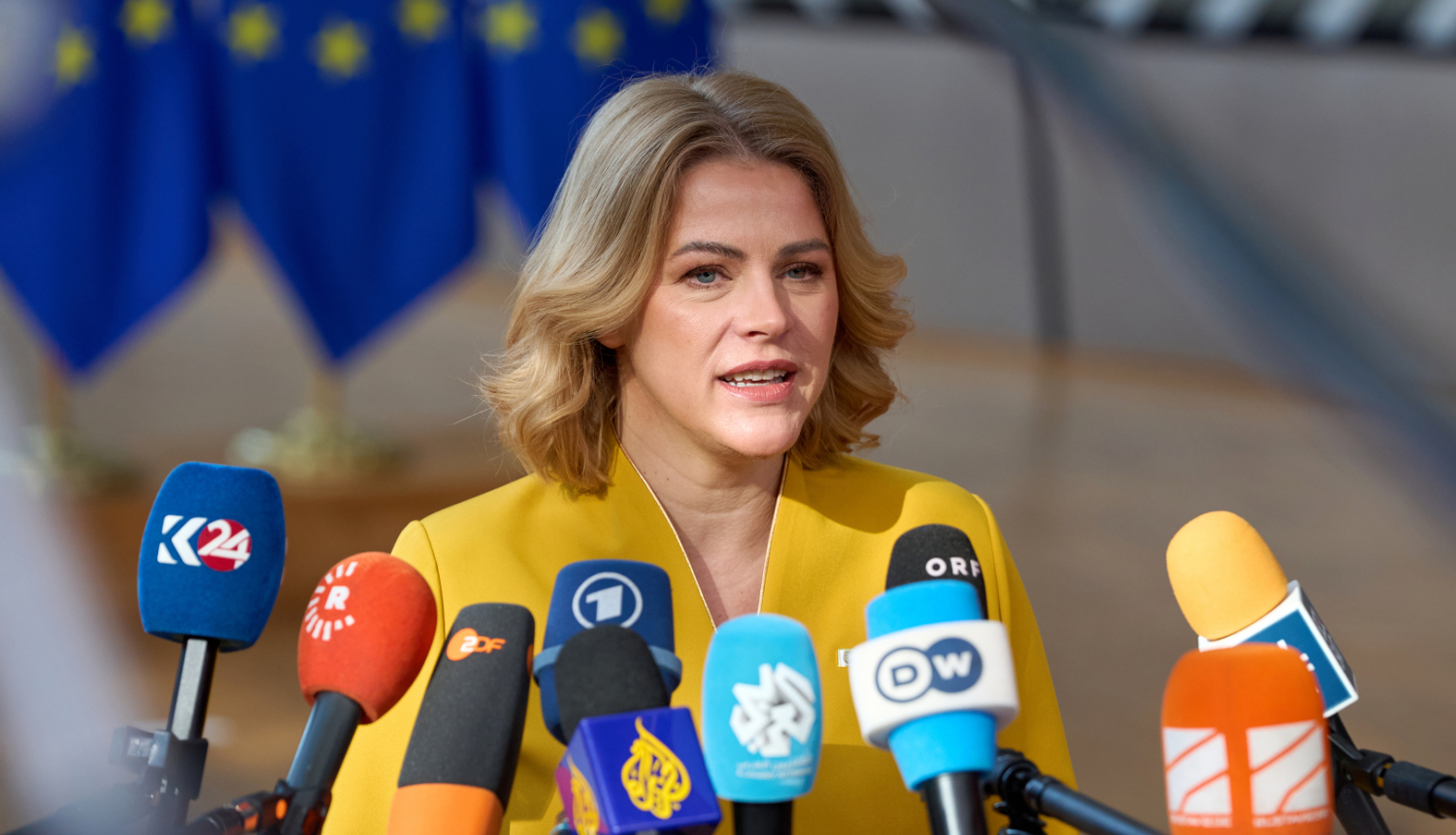 Ministru prezidente Evika Siliņa sniedz interviju medijiem