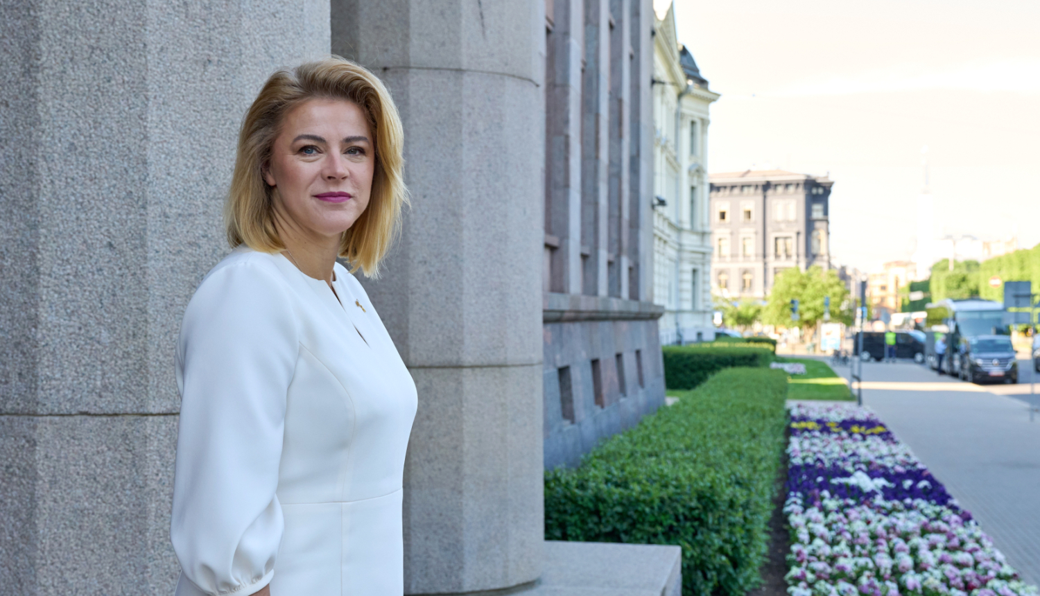 Ministru prezidente Evika Siliņa pie Ministru kabineta ēkas ieejas