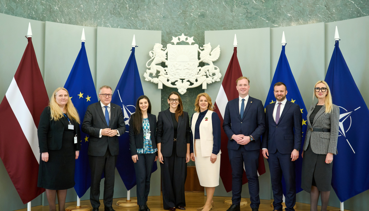 Finanšu sektora attīstības padomes sēdes dalībnieki pēc sēdes Ministru kabineta sēžu zālē - vidū Ministru prezidente Evika