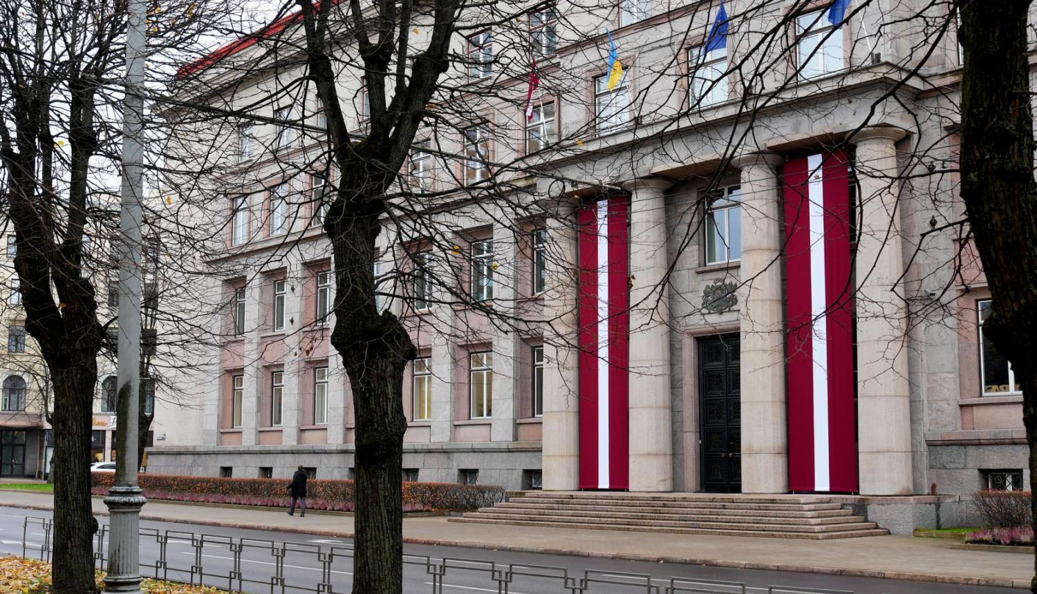 Ministru kabineta ēka ar lieliem Latvijas karogiem pie ieejas rudenī