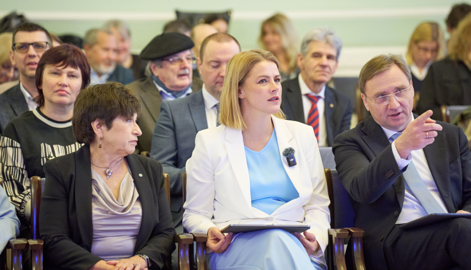 Ministru prezidente Evika Siliņa Latvijas Universitātes Mazajā aulā kopā ar LU rektoru Gundaru Bērziņu un profesori Innu Šteinbuku