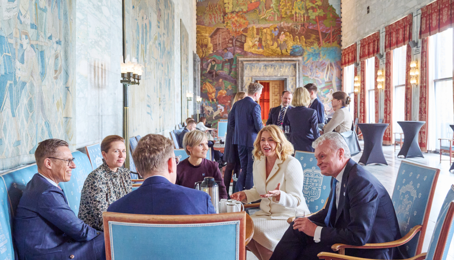 Ministru prezidente Evika Siliņa un citi Apvienoto reaģēšanas spēku (Joint expeditionary Force – JEF) valstu līderi sarunā sanāksmē Oslo