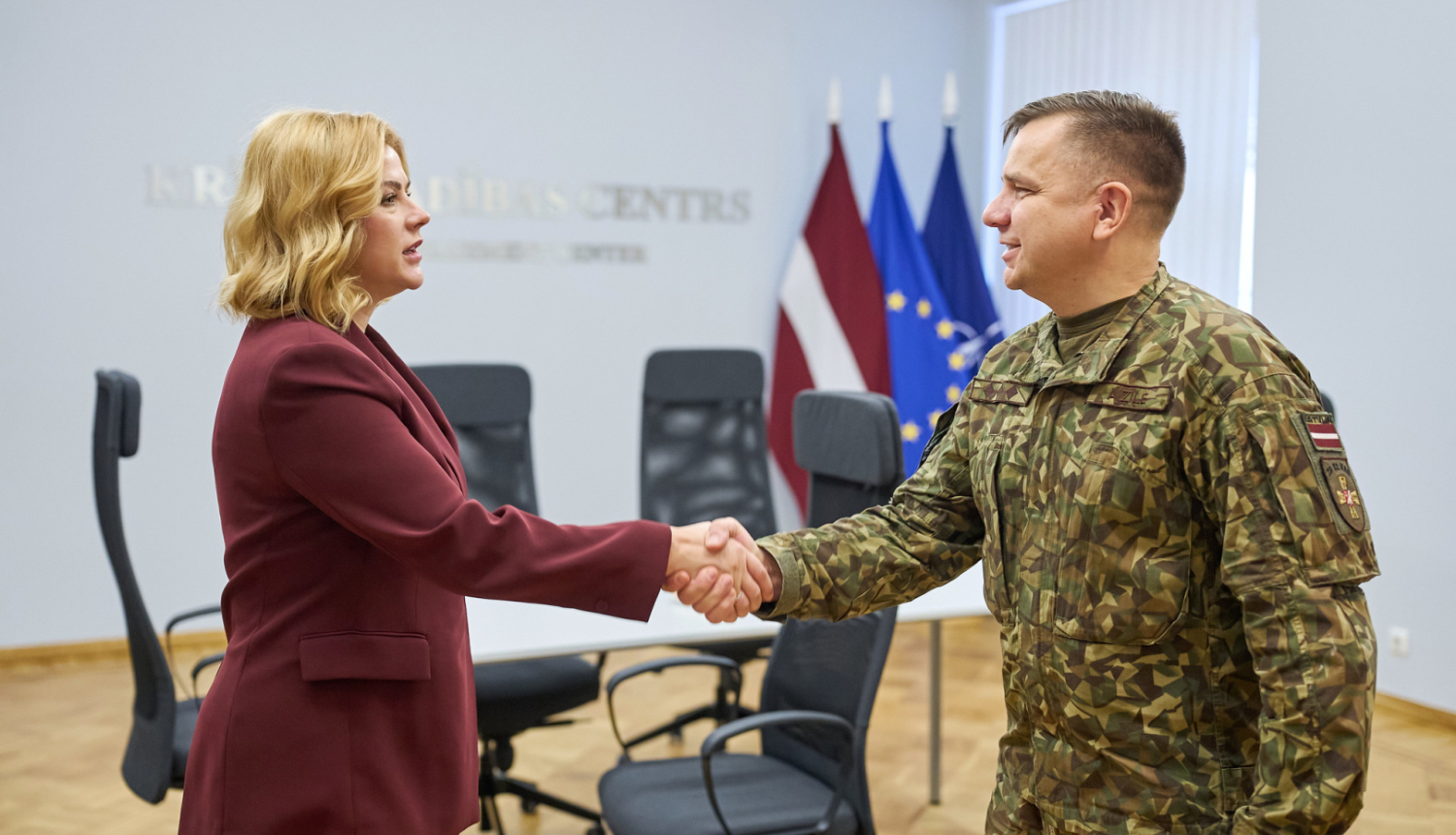 Ministru prezidente Evika Siliņa apmeklē Krīzes vadības centru