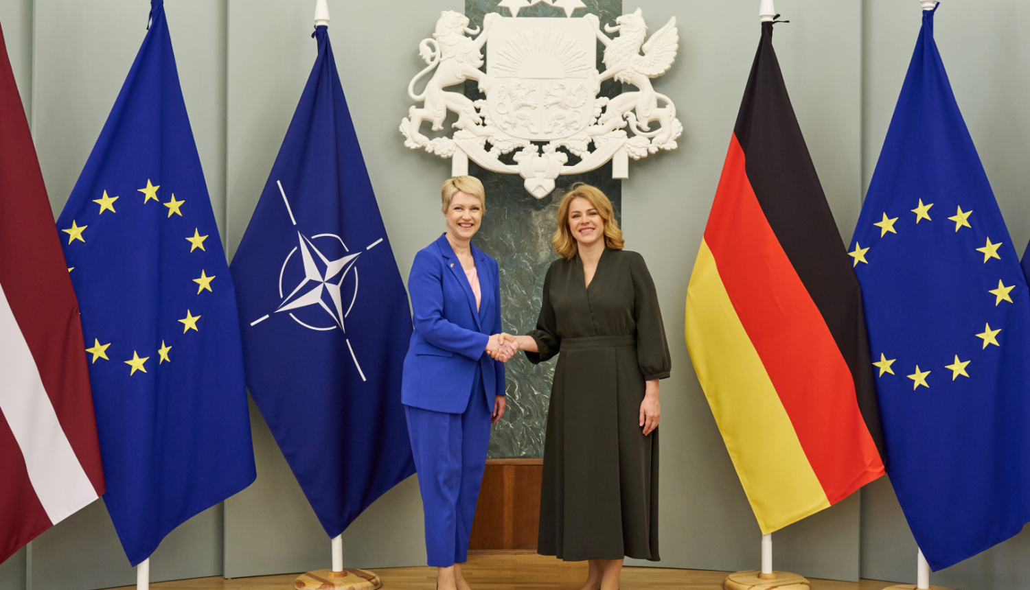 Ministru prezidente Evika Siliņa sarokojas ar Mēklenburgas-Priekšpomerānijas federālās zemes Ministru prezidenti Eviku Siliņu pie Latvijas, Vācijas, ES, NATO karogiem