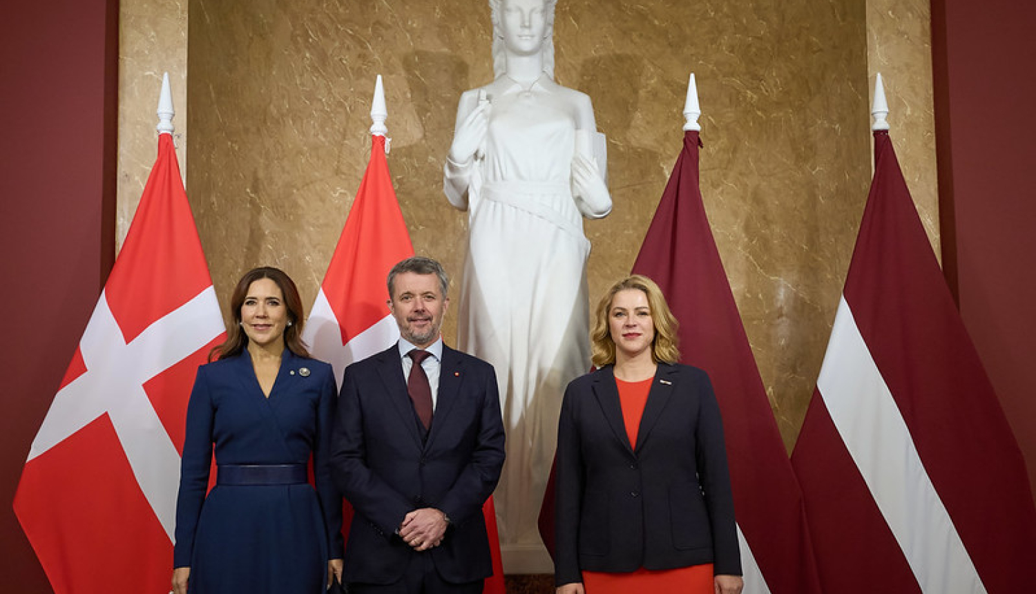 Viņa Majestāti Dānijas karali Frederiku X un Viņas Majestāti Dānijas karalieni Mēriju