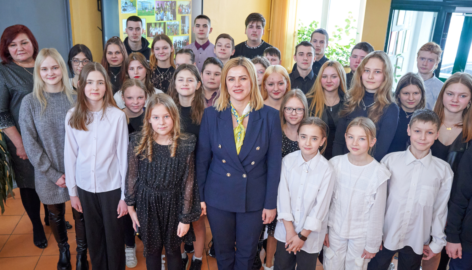 Ministru prezidente Evika Siliņa kopā ar Baltinavas vidusskolas audzēkņiem