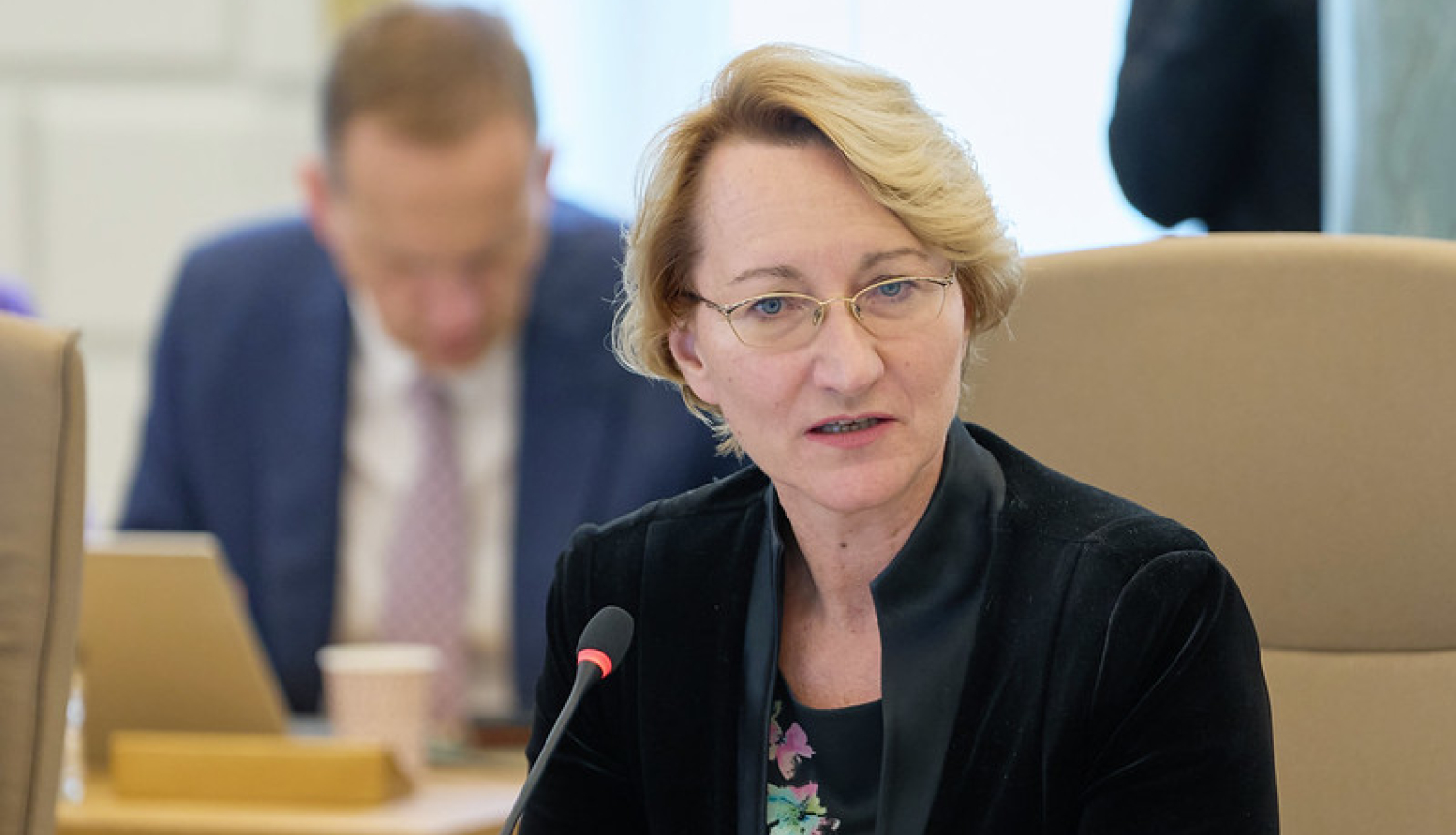 Nodrošina valsts finansējumu jaunā skolu finansēšanas modeļa “Programma skolā” uzsākšanai