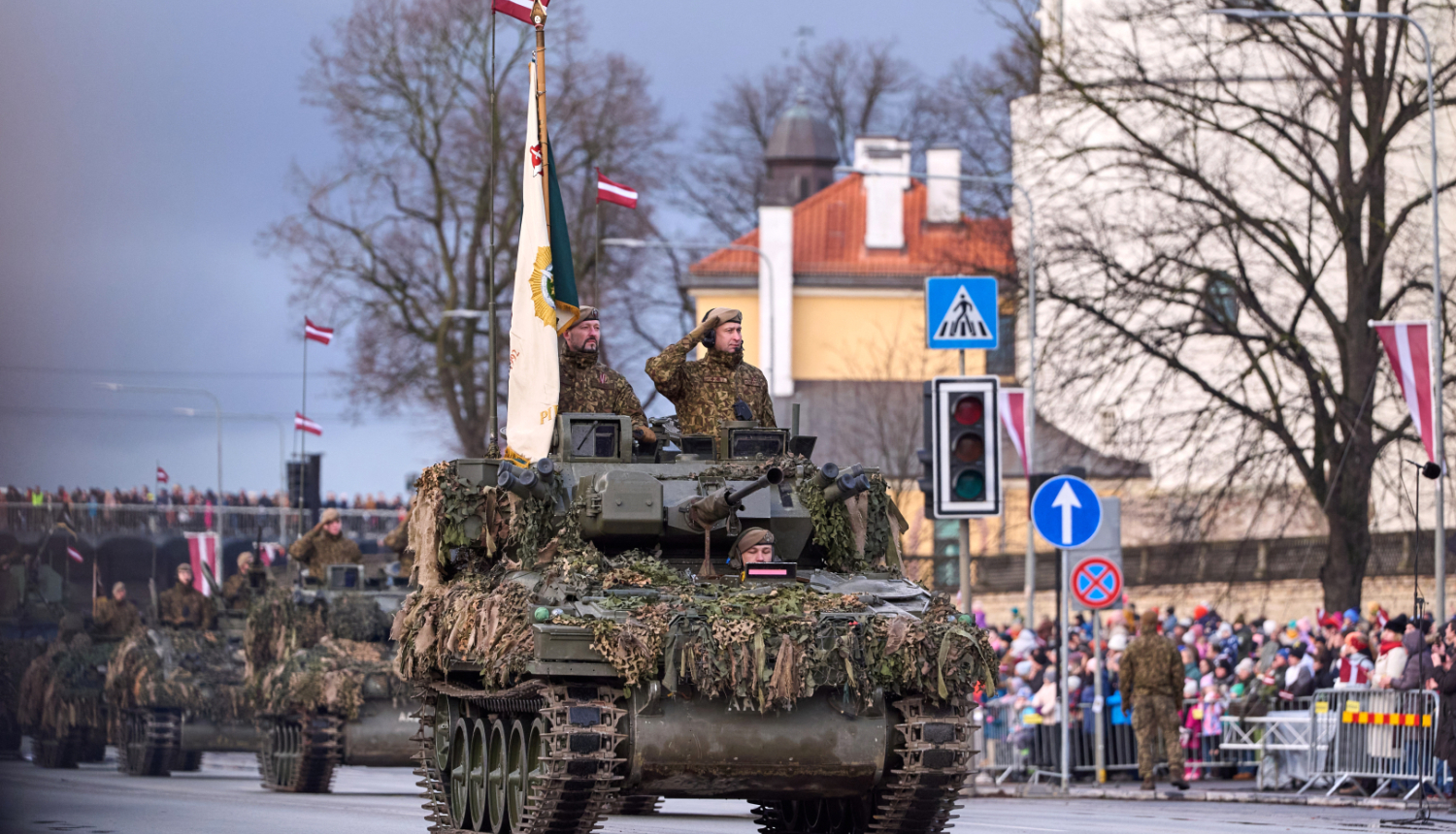 Latvijas armijas militārie transportlīdzeklī un karavīri piedalās militārajā parādē 11. novembra krastmalā