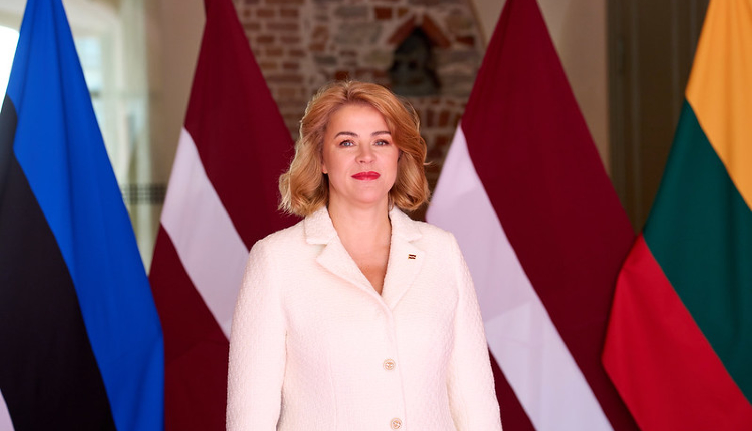 Ministru prezidente Evika Siliņa Baltijas valstu karogu fonā