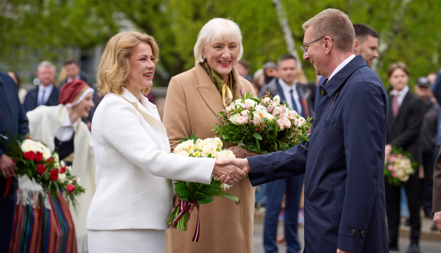 Ministru prezidente Evika Siliņa piedalās ziedu nolikšanā pie Brīvības pieminekļa