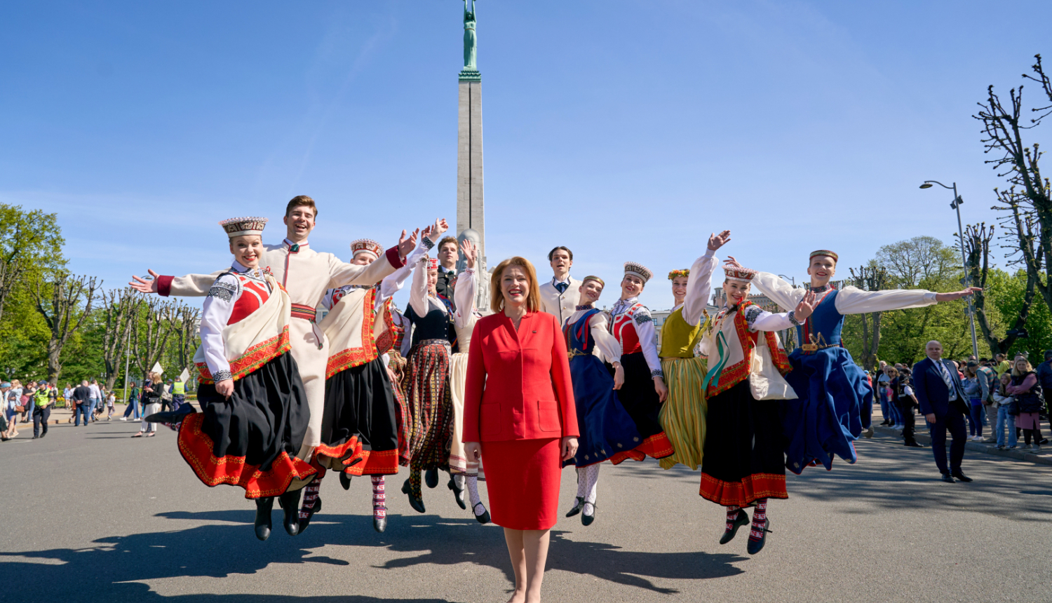 Ministru prezidente Evika Siliņa pie Brīvības pieminekļa kopā ar jauniešu latviešu tautas tērpos