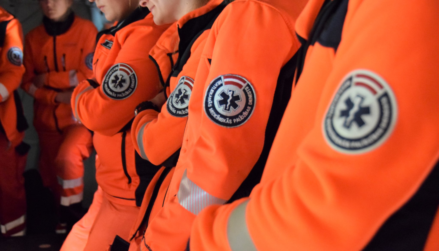 Neatliekamās medicīniskās palīdzības darbinieki uniformās