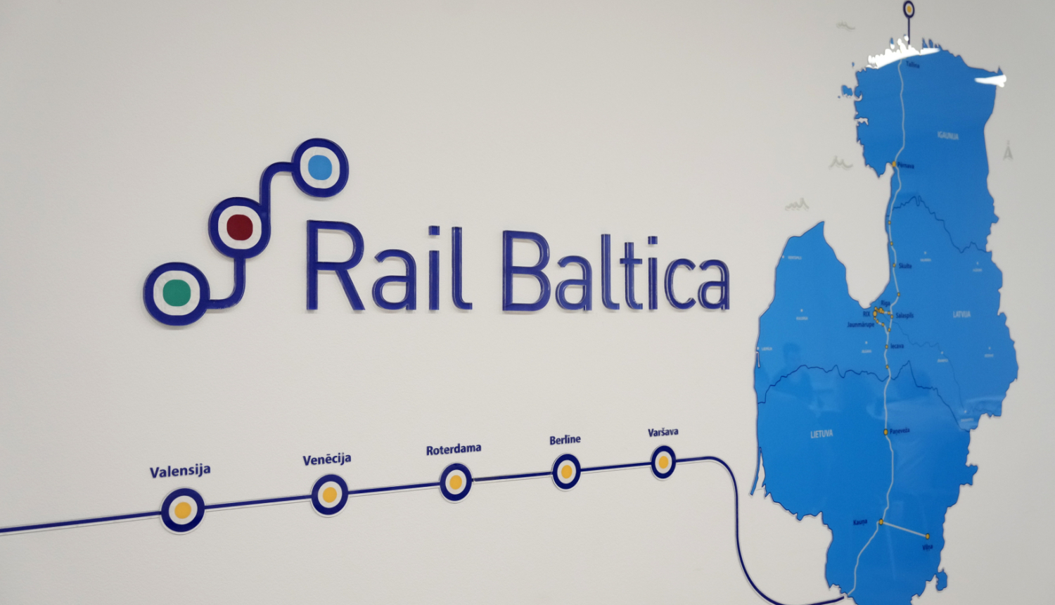Rail Baltic projekta logotips - trīs ar līniju savienoti punkti, Baltijas valstu karte, kurai līdzās līnija, uz kuras ar punktiem atzīmētas stacijas.
