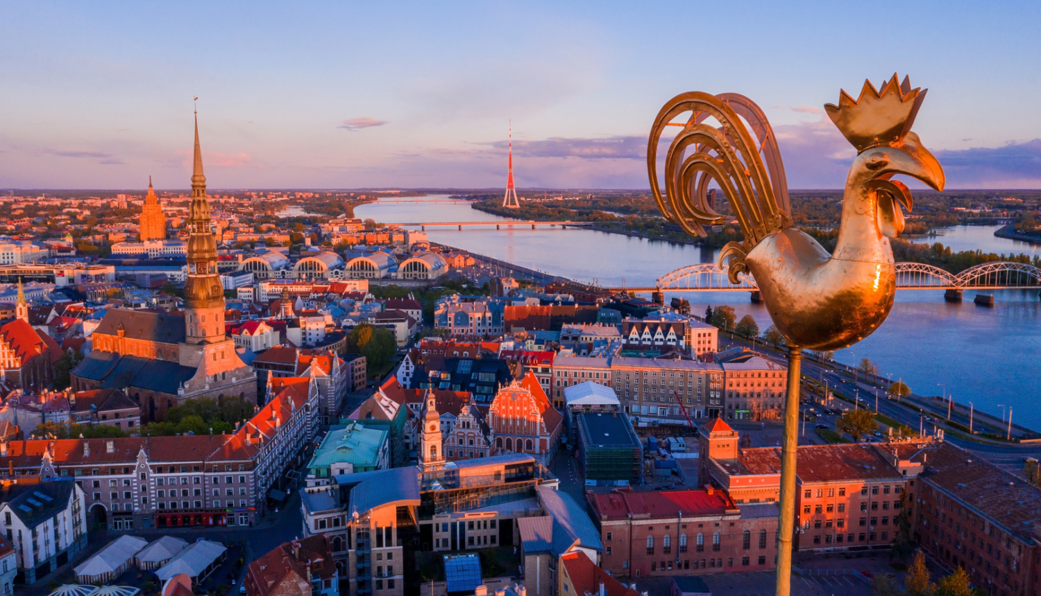 Skats uz Vecrīgu, priekšplānā zelta gailis Doma baznīcas torņa galā
