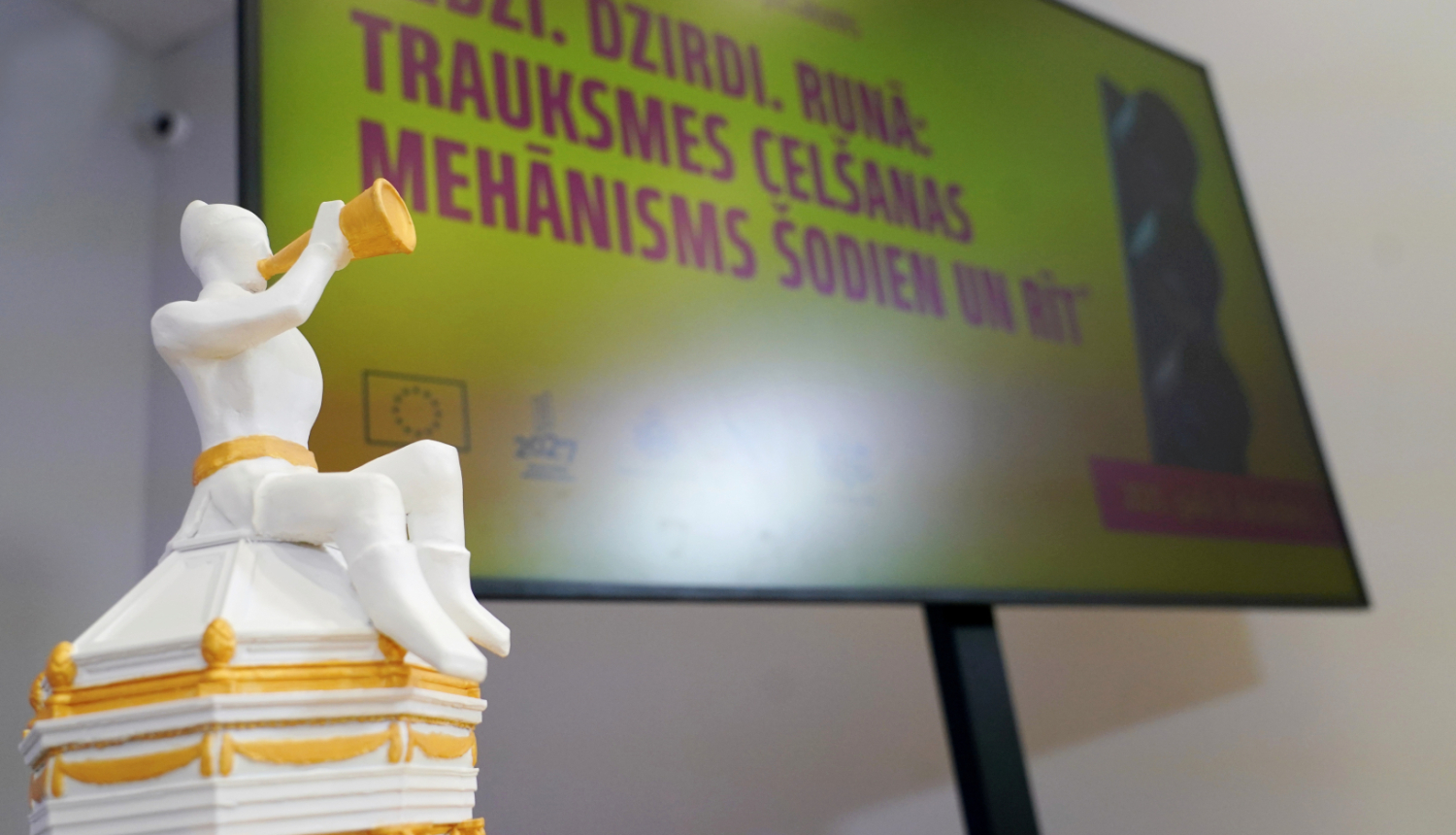 Taurētāja figūriņa, kas simbolizē trauksmes cēlēju