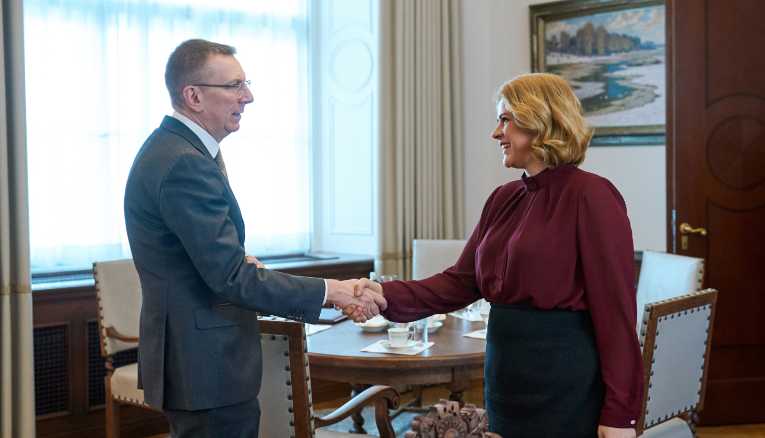 Ministru prezidente Evika Siliņa sarokojas ar Valsts prezidentu Edgaru Rinkēviču Rīgas pilī