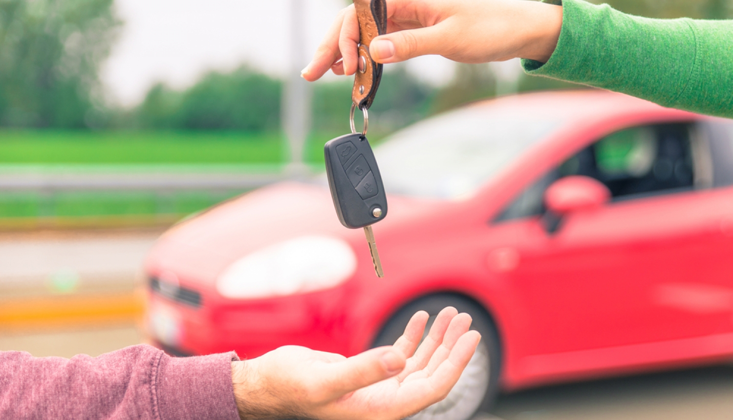 Cilvēks dod otram cilvēkam auto atslēgas
