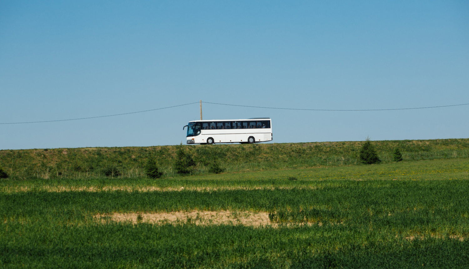 Balts autobuss uz ceļa