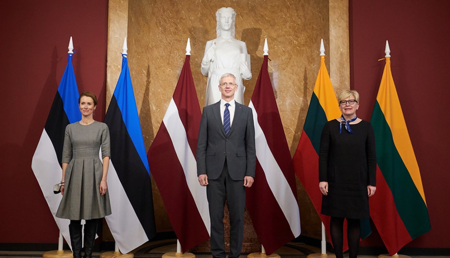Baltijas valstu premjerministri kopīgajā foto Ministru kabinetā