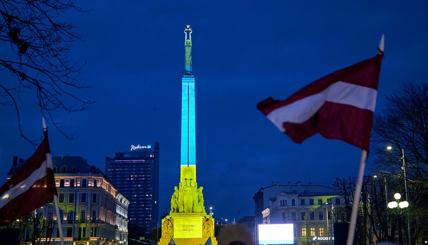 Brīvības piemineklis izgaismots Ukrainas karoga krāsās
