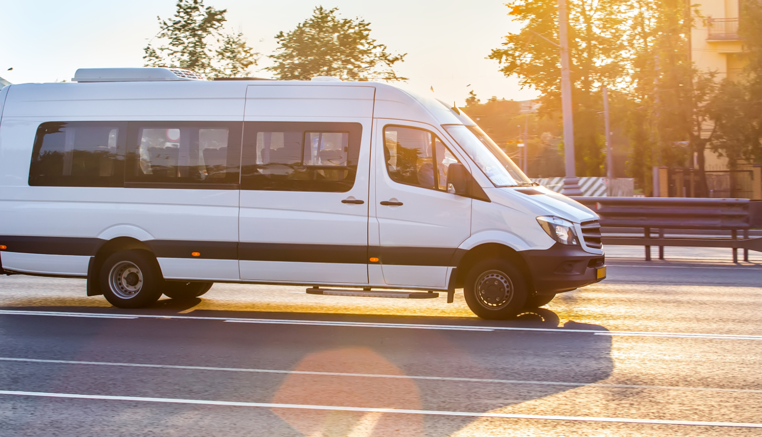 Balts pasažieru mikroautobuss