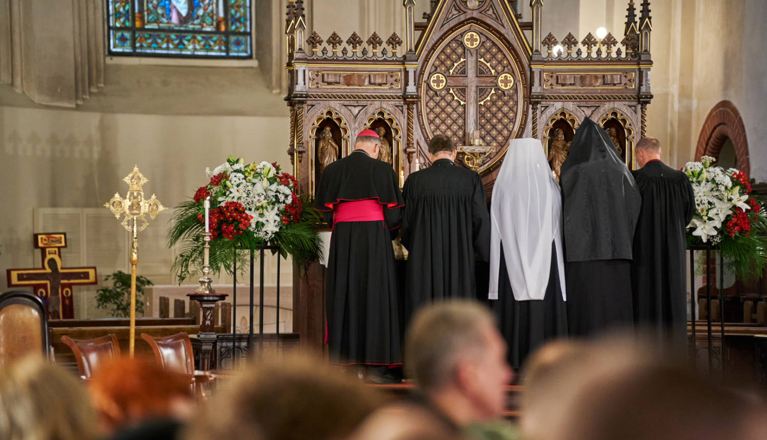 Dažādu reliģisko konfesiju mācītāji pie baznīcas altāra ekumēniskajā dievkalpojumā