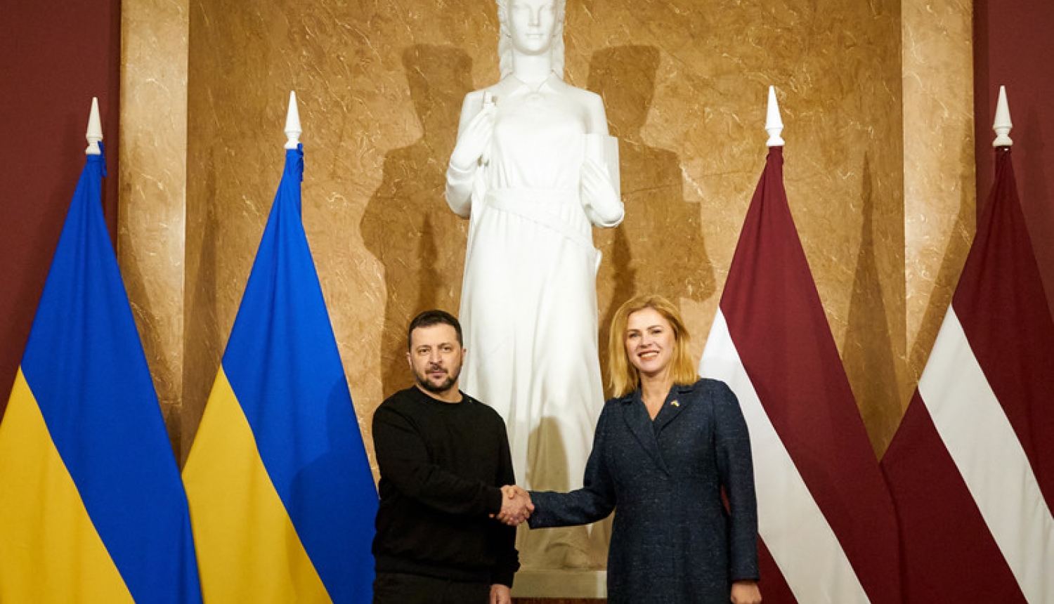 Ministru prezidente E.Siliņa un Ukrainas prezidents V.Zelenskis tiekas Ministru kabinetā