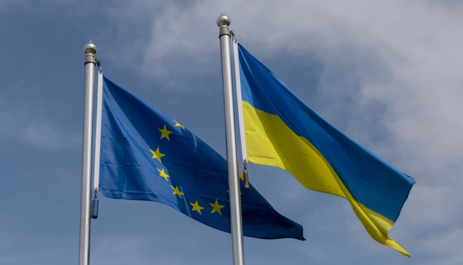 Eiropas Savienības un Ukrainas karogi