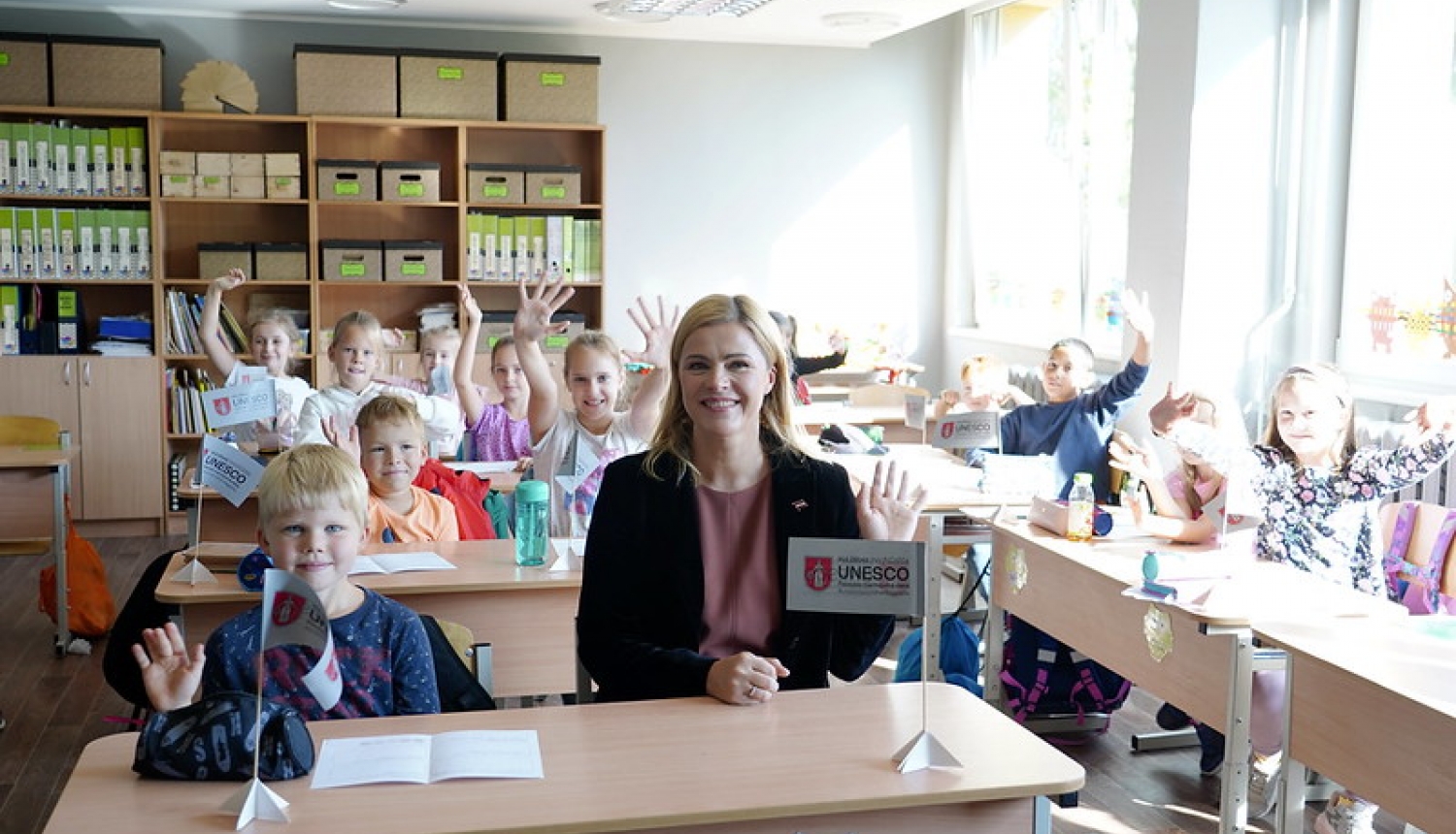 Skolas klase, bērni un Ministru prezidente Evika Siliņa