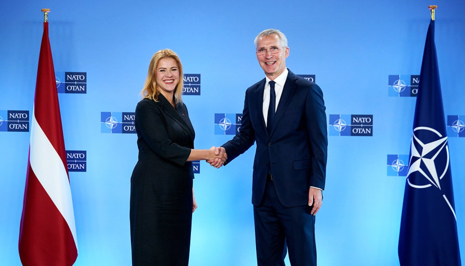 Ministru prezidente Evika Siliņa sarokojas ar NATO ģenerālsekretāru Jensu Stoltenbergu