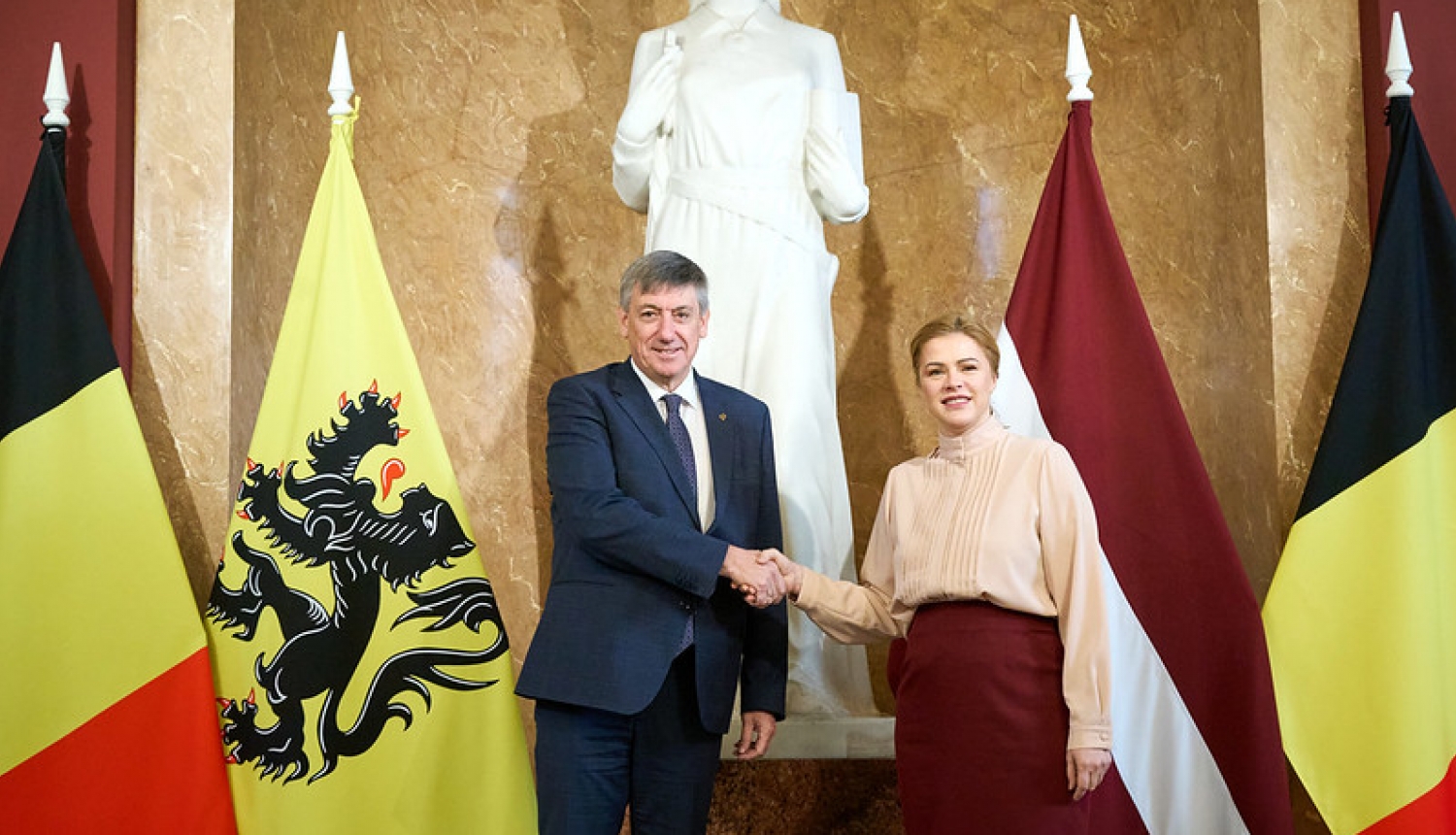 Ministru prezidente Evika Siliņa sarokojas ar Flandrijas reģiona valdības Ministru prezidentu Janu Jambonu.