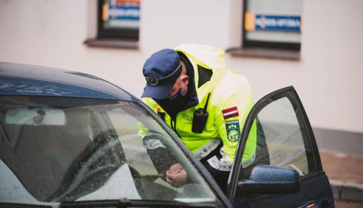 Policists pieliecies pie mašīnas šofera