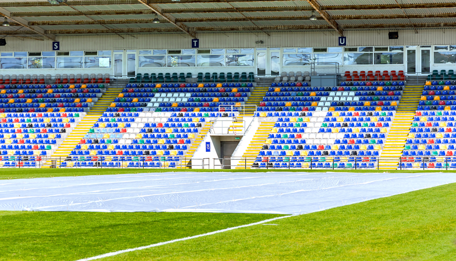 Futbola stadions, tribīnes ar krāsainām sēdvietām