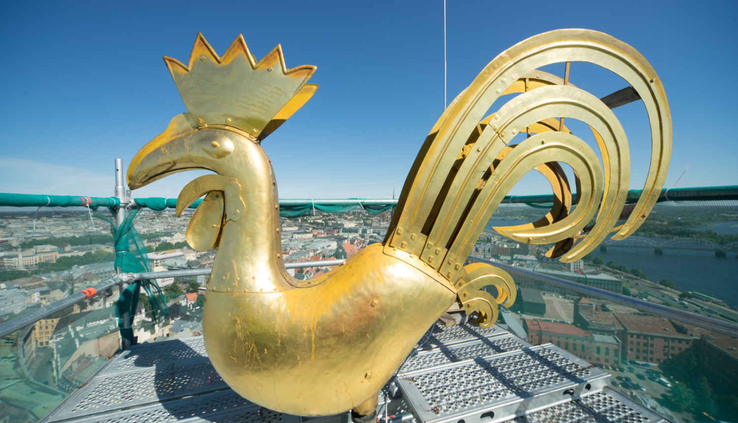 Zelta gailis baznīcas tornī rekonstrukcijas laikā