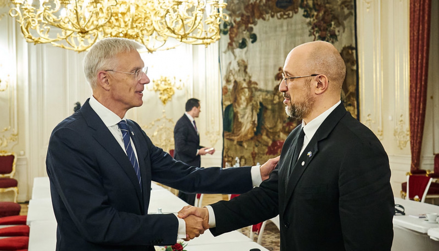 Ministru prezidents Krišjānis Kariņš sasveicinās, sniedz roku Ukrainas premjerministram Denisam Šmihaļam