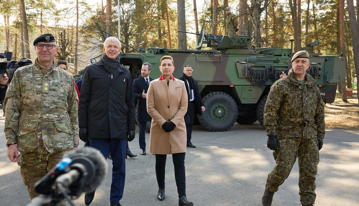 Ministru prezidents Krišjānis Kariņš un Dānijas premjerministre Mete Frederiksena Ādažu militārajā bāzē