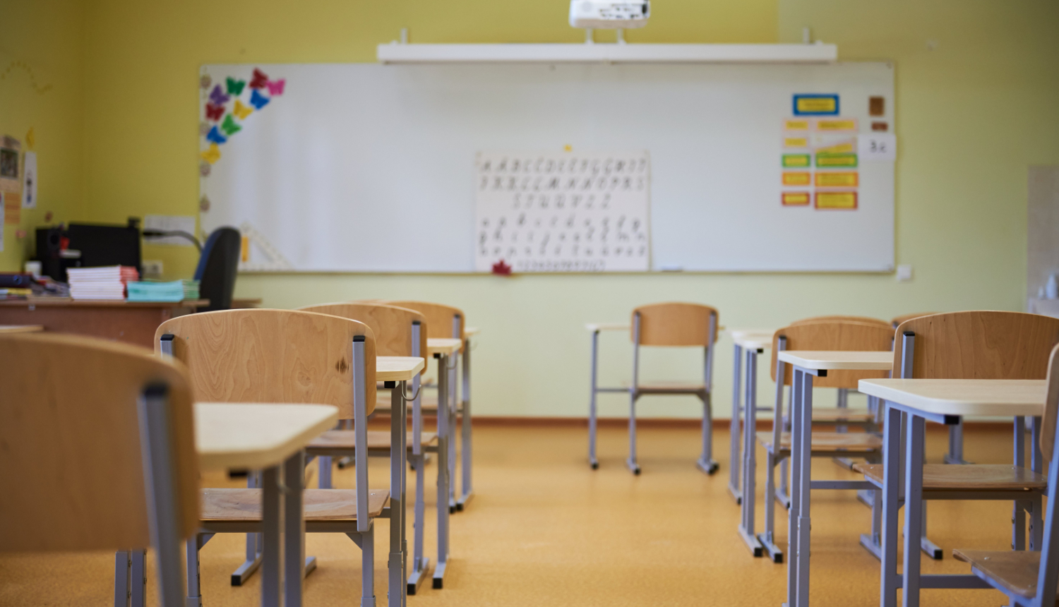 Skolas klase - galdi, krēsli un balta tāfele