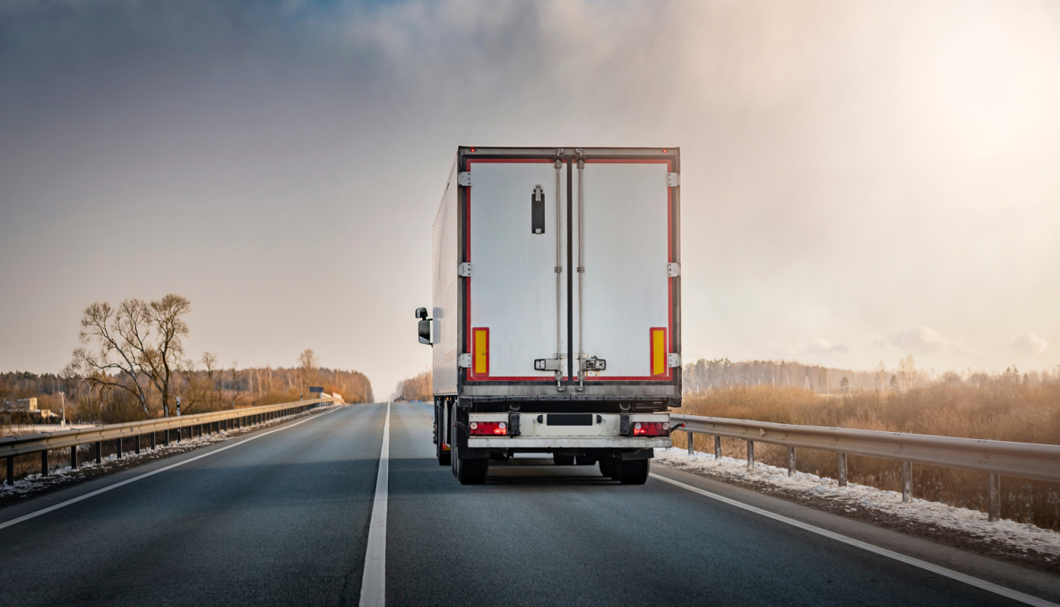 Kravas auto uz lielceļa