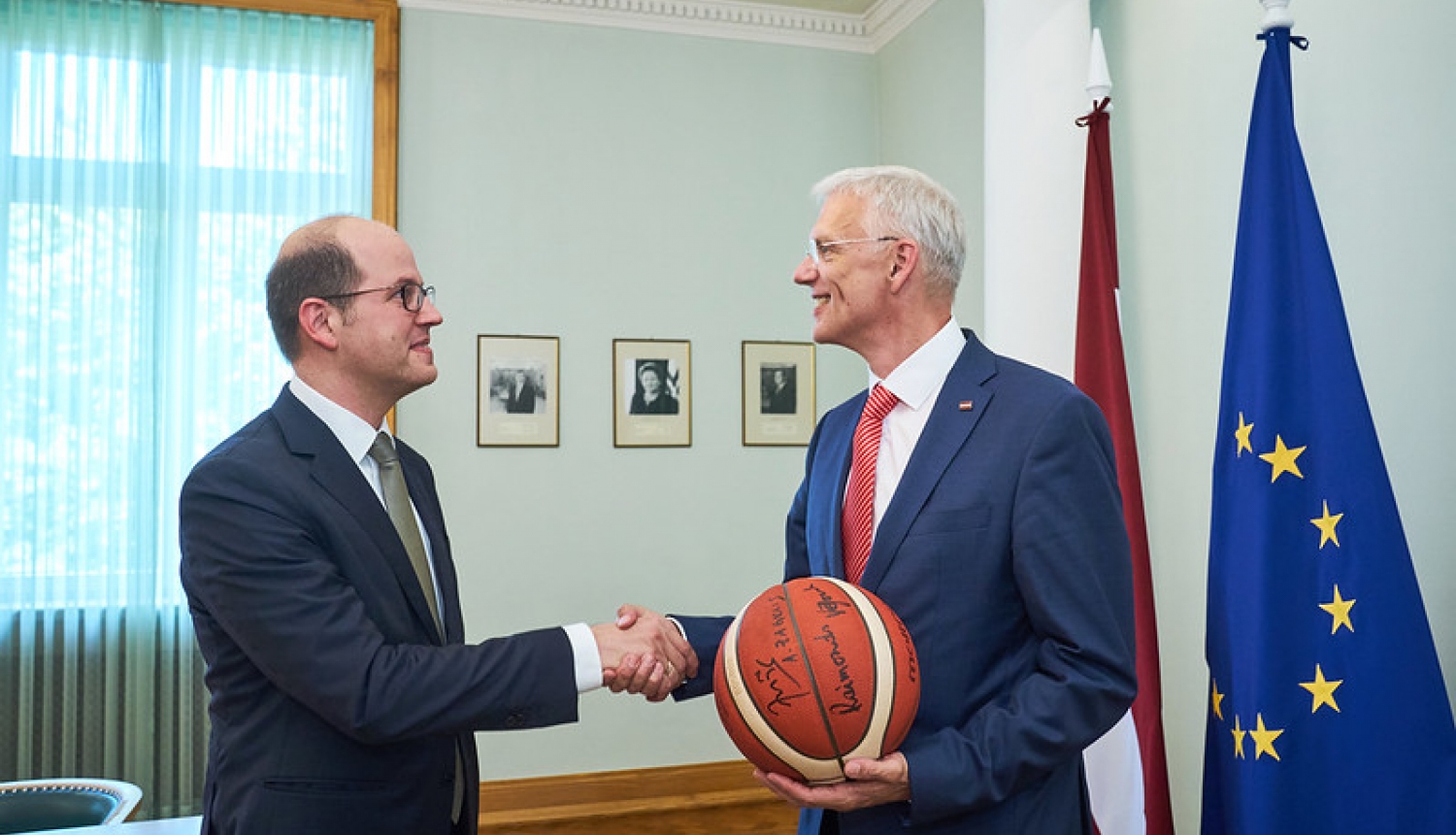 Ministru prezidents Krišjānis Kariņš tiekas ar Starptautiskās Basketbola federācijas (FIBA) ģenerālsekretāru Andreasu Zagkli (Andreas Zagklis).