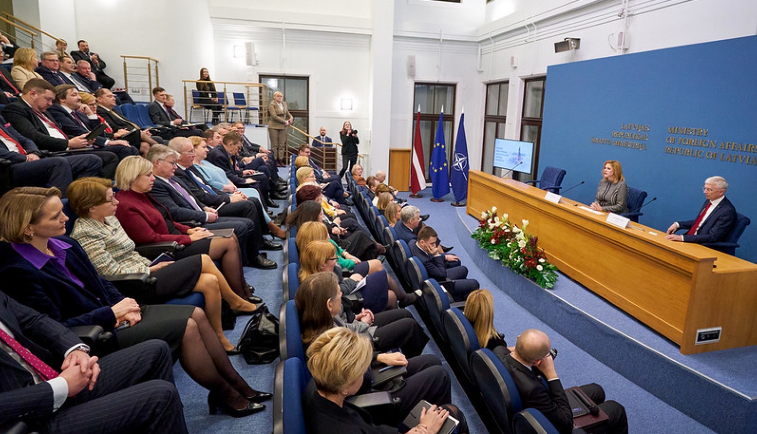 Latvijas diplomātisko pārstāvniecību vadītāju sanāksme. Zālē sēžu Ministru prezidente un ārlietu ministrs, kā arī sanāksmes dalībnieki. 