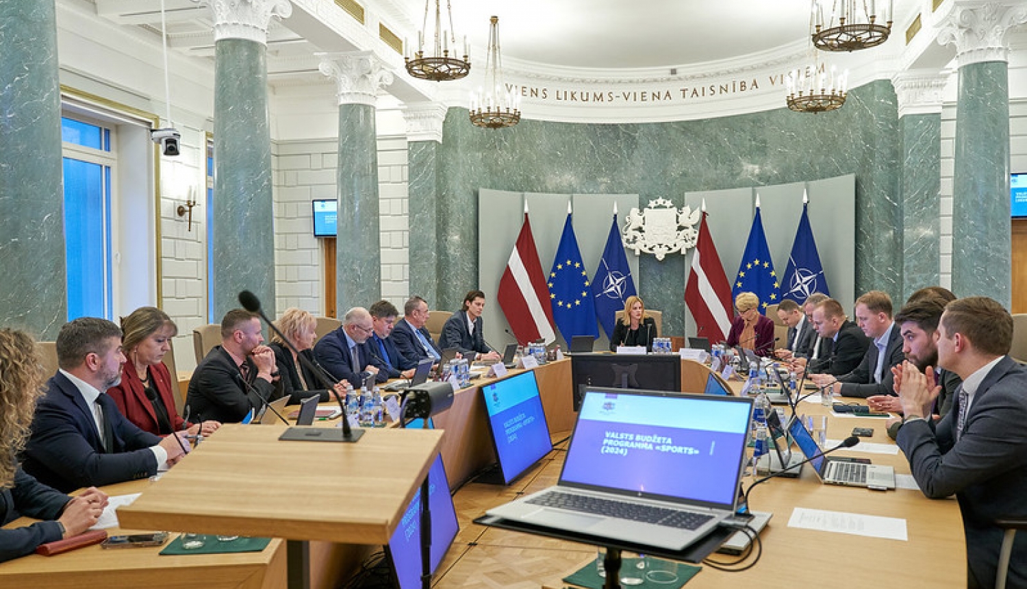 Ministru prezidente  vada Latvijas Nacionālā sporta padomi Ministru kabinetā. Ap galdu sēž visi padomes dalībnieki.