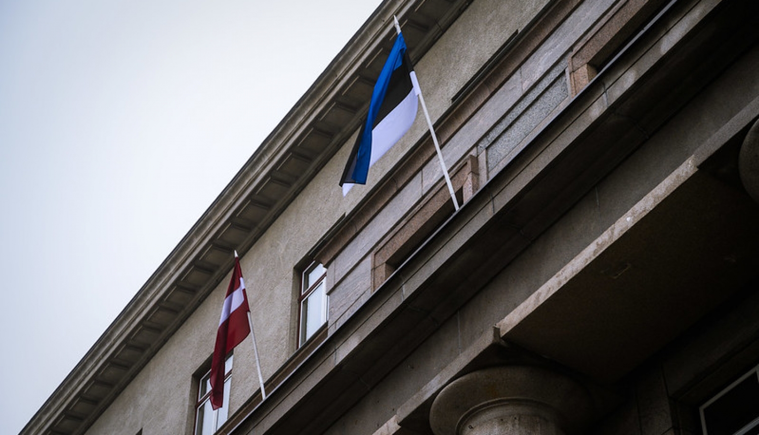 Latvijas un Igaunijas karogi