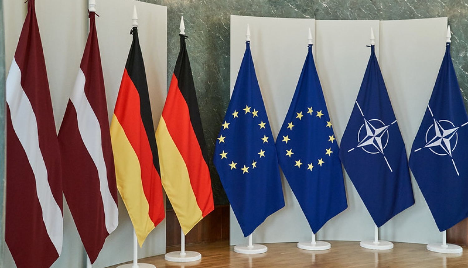 Latvijas, Vācijas, Eiropas Savienības un NATO karogi