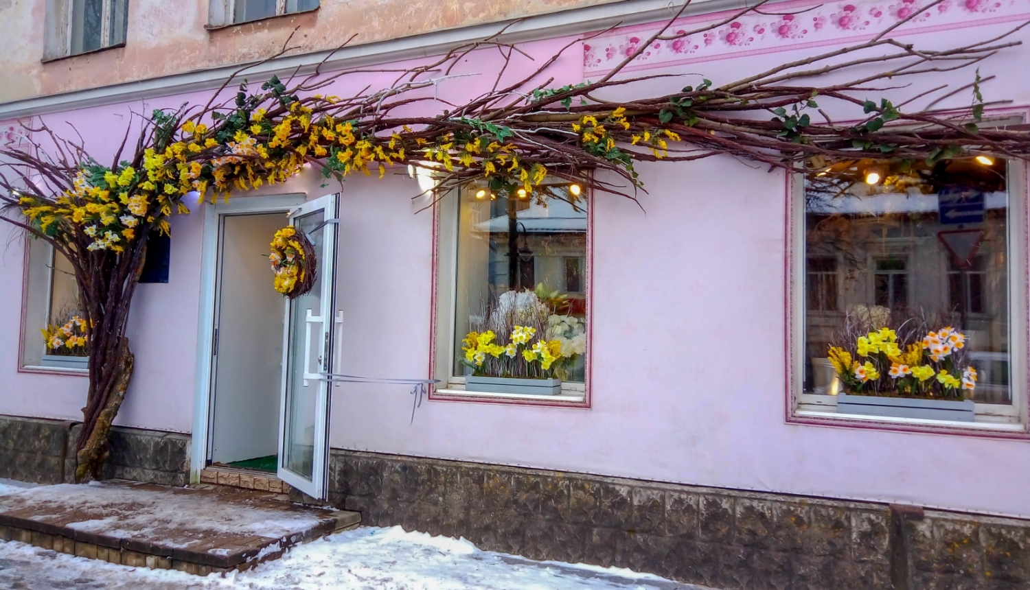 Mazs veikals izrotāts ar dzelteniem ziediem