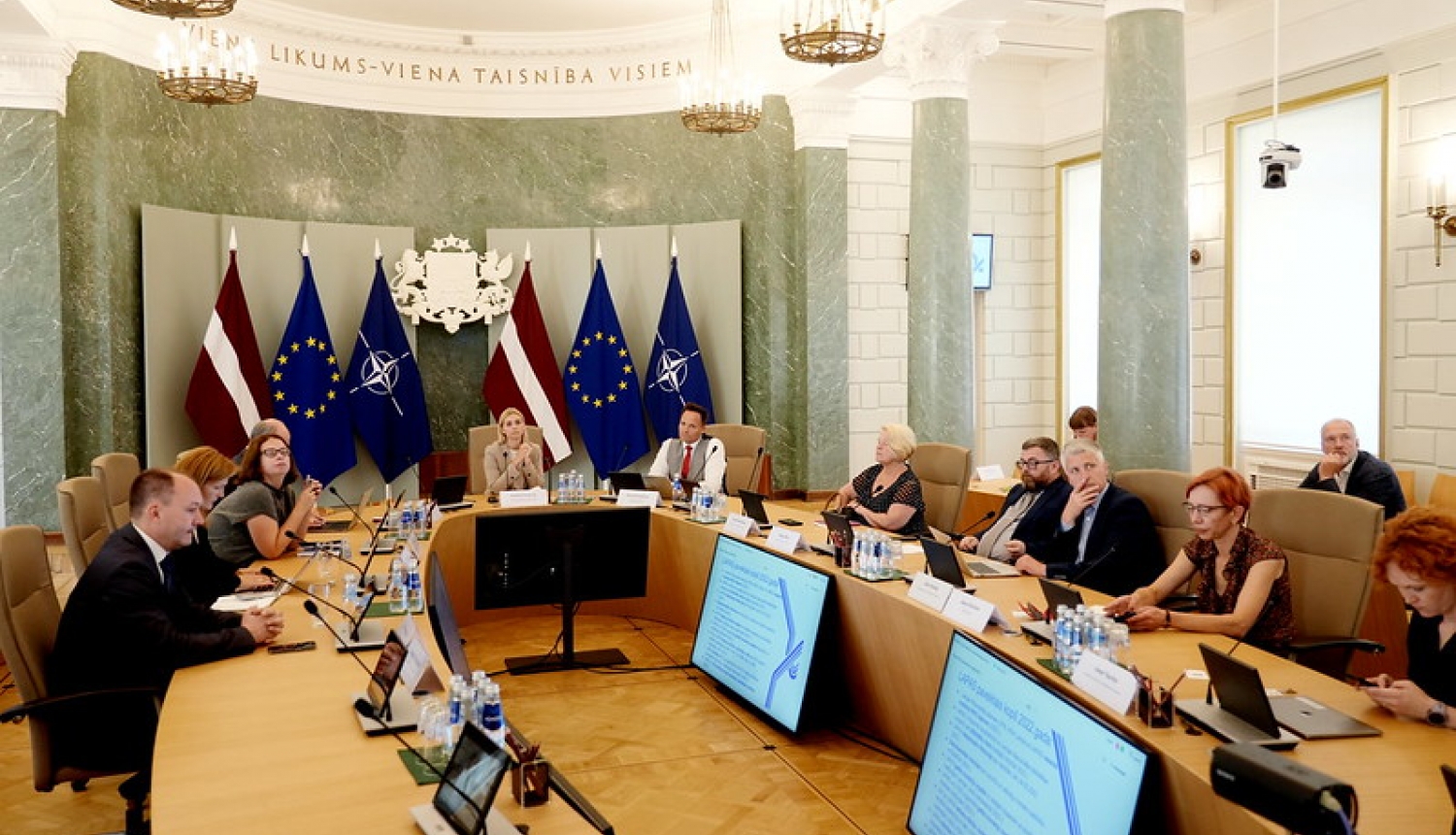 Foto no Memoranda padomes sēdes. Dalībnieki pie sēžu galda MK sēžu zālē.