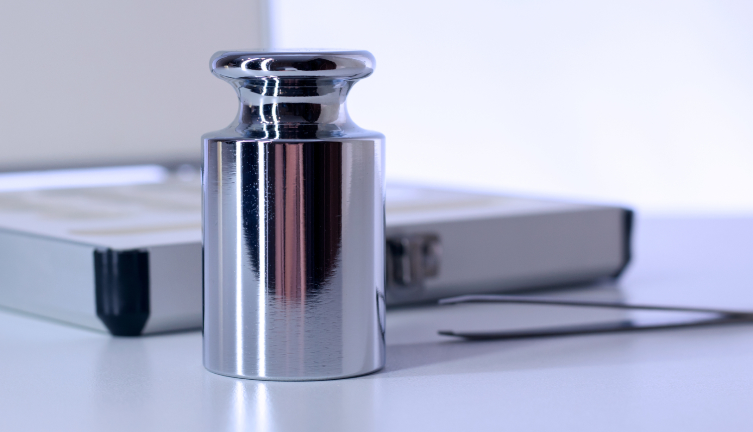 Atsvars, pincete un citi mērrīki uz galda