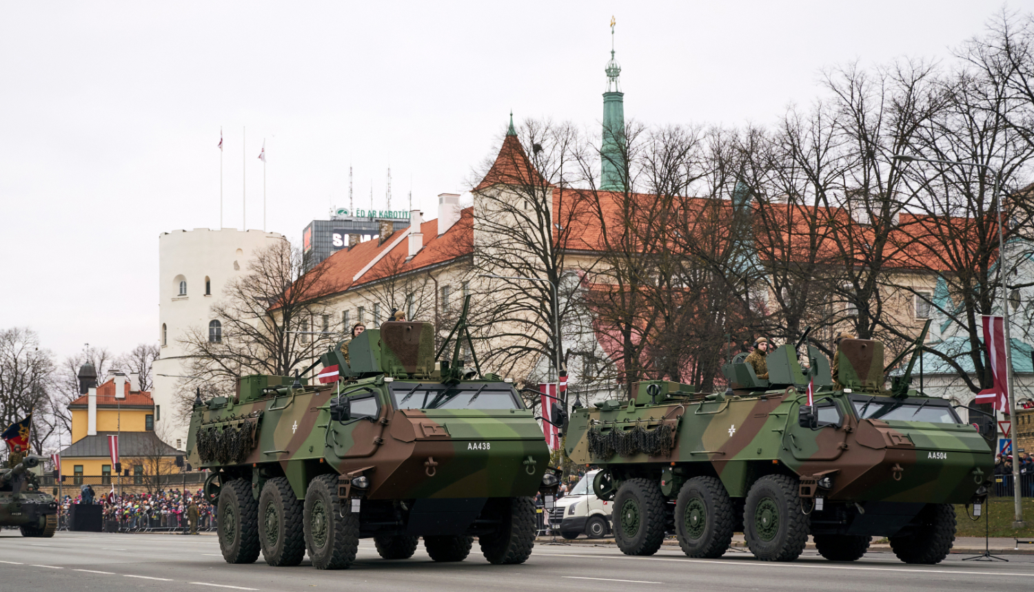 Bruņumašīnas piedalās militārajā parādē 11. novembra krastmalā pie Rīgas pils