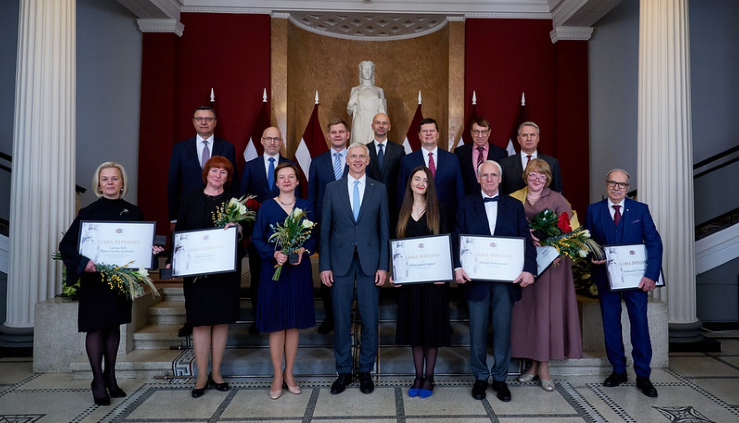 Ministru kabineta balvas saņēmēju, ministru un Ministru prezidenta kopīgs foto